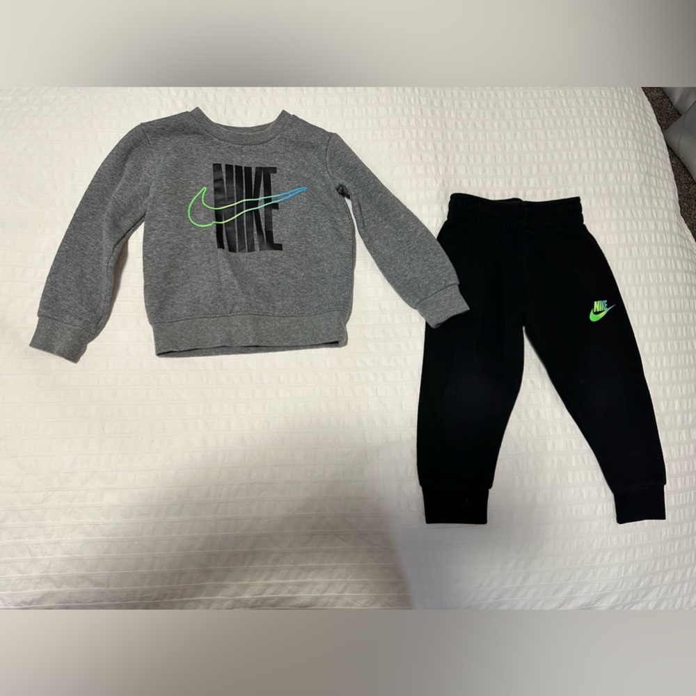 Boys Nike sweater and sweat pants in size 2T